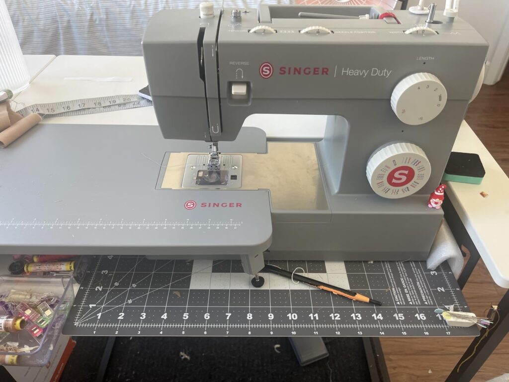 Can't decide on Singer 6380 vs 4423? Discover which model is better for beginners, hobbyists, and experienced sewing enthusiasts.