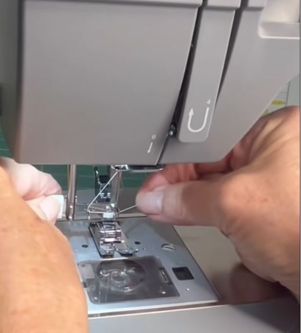Singer 6800c vs 4452 showdown! Learn which model delivers better sewing performance, reliability, and overall value for your money.