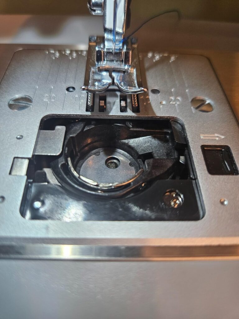 Brother ST371HD vs Singer 4432: Discover the real differences in power, stitch quality, accessories, and ease of operation.
